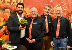 At Rudy Raes' stand, Michael Perry visited. From left to right: Michael Perry, Rudy Raes, Wouter de Meester and Johan Kleur. Johan also has a young plant nursery that Rudy has a partnership with.
